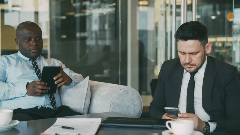 Equipo de una empresa usando aplicaciones móviles