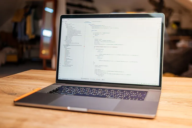 Desarrollador web trabajando en un proyecto a medida