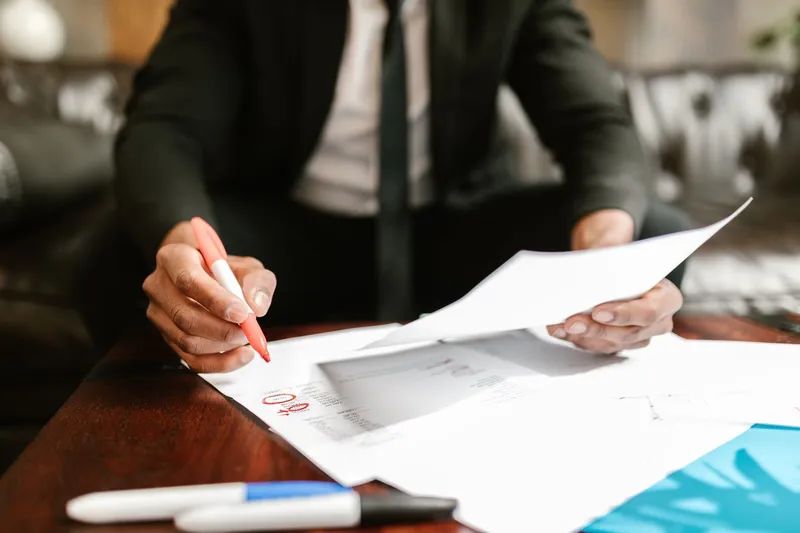 Fundador evaluando la constitución de una empresa para su app