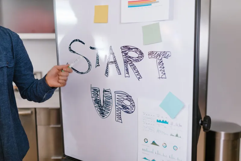Fundador no técnico planificando su producto digital en una pizarra